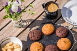 Petromax Cast Iron Muffin Pan -Bialettihand Winkel image 760