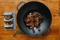 Victoria Cast Iron Wok 35.5 Cm -Bialettihand Winkel image 808