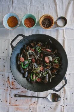 Victoria Cast Iron Wok 35.5 Cm -Bialettihand Winkel image 810